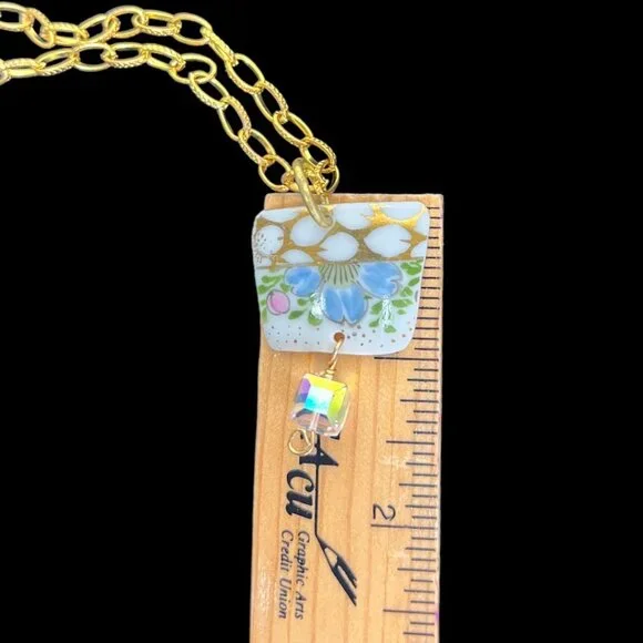 Broken China Pendant Necklace With Gold Tone Chain & Multifaceted Crystal Bead - Picture 4 of 11